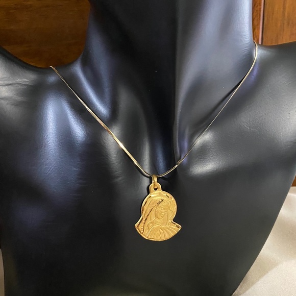 22k Gold "Mama Mary" Pendant. - Picture 2 of 5